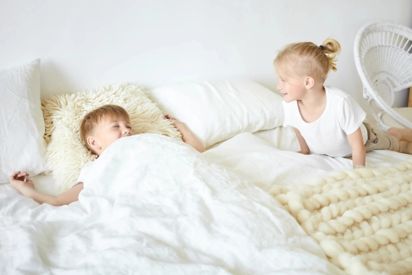 W jakim wieku Twoje dziecko może spać bez barierek w łóżku? Pełny przewodnik dla rodziców